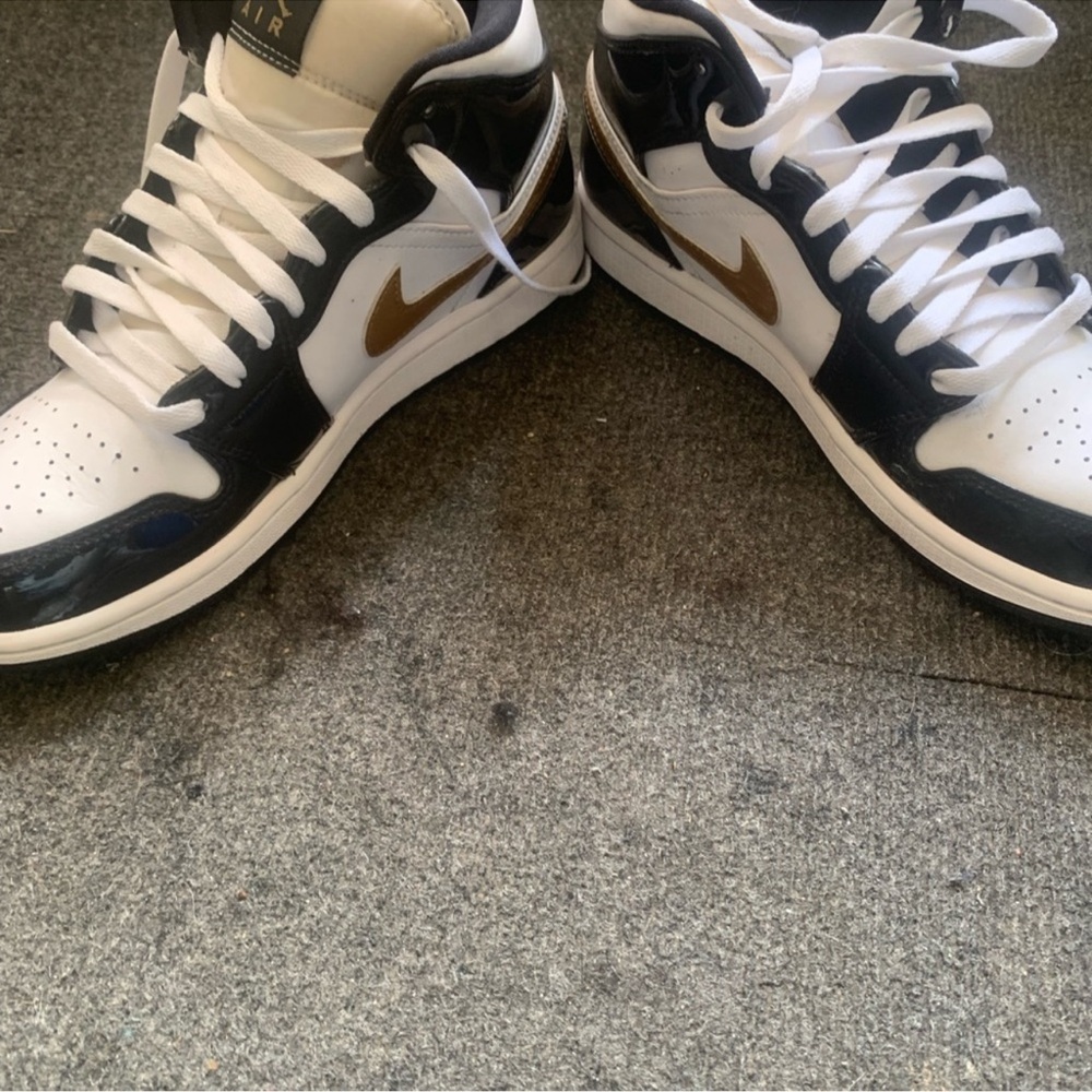 Nike Men's Black and Gold Sneakers